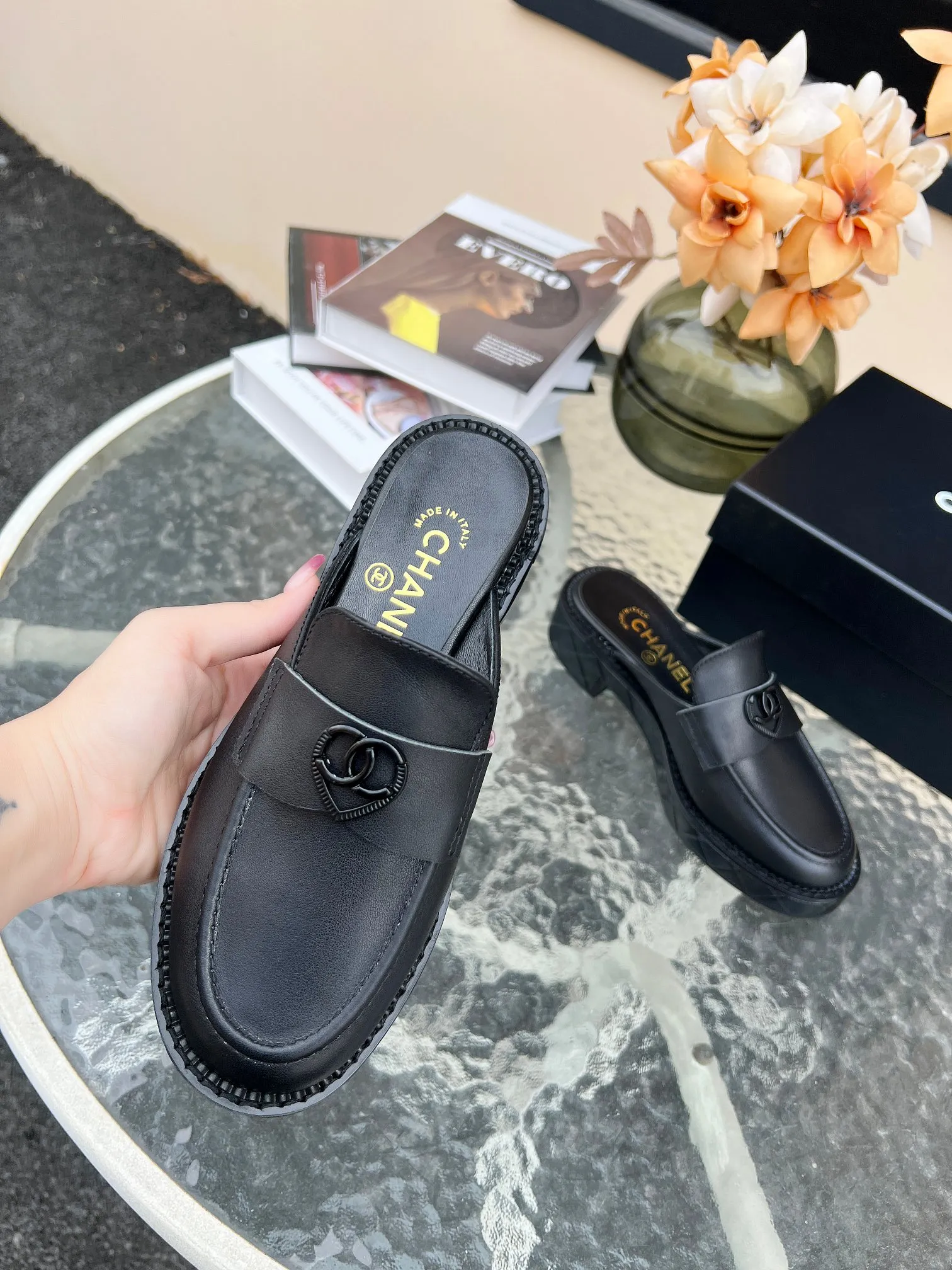 👟👟Ex-factory price 480👟👟 𝗖𝗛𝗔𝗡𝗘𝗟𝟐4B Chanel retro loafers for high school students. A big-toe loafer that Xiaoxiang Jiaxiang’s grandma has grown on me. The black and white color scheme is super vintage and full of relaxation. The fat and cute figure is reproduced one to one from the original version. 👟Material: First-layer cowhide, open edge beads ▪️Heel height: 4𝐜𝐦 ▪️Inner lining: sheepskin ▫️𝐒𝐢𝐳𝐞:𝟑𝟓-𝟒0𝐌 (𝟒𝟎customization is non-returnable) ▪️Sole: original simulated leather outsole 1:1 mold ▫️Color: black ▪️Configured with original full set of packaging📦​